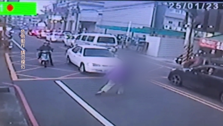 有影/台中男童「過馬路」直接跑步穿越 慘遭轎車撞飛滾地