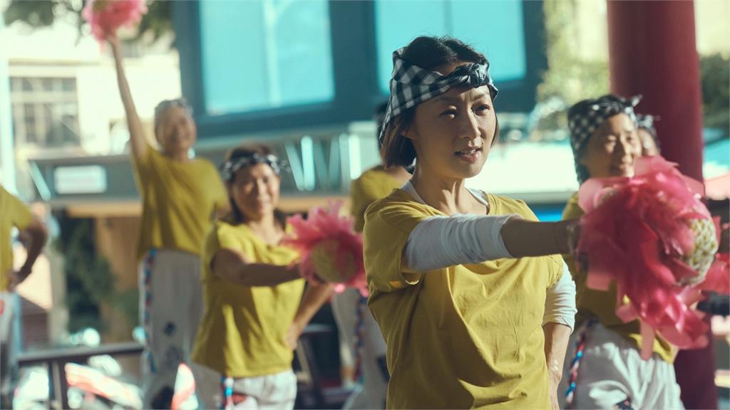 53歲氣質女星鄭家榆拋玉女形象！宣告「轉行當里長」跳廣場舞畫面流出