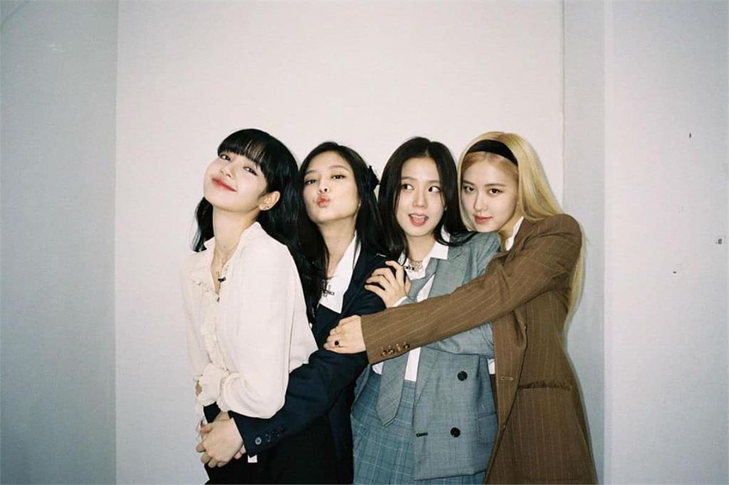 BLACKPINK驚喜合體　「幸運草」手勢比出來了