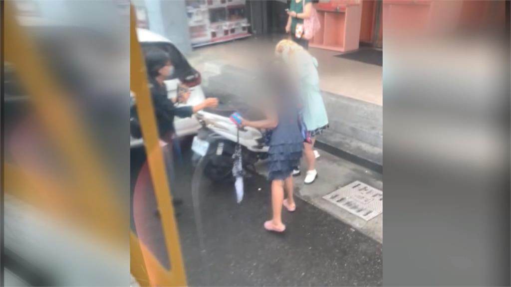 婦人搭公車突暴走攻擊女大生 遭眾人制止