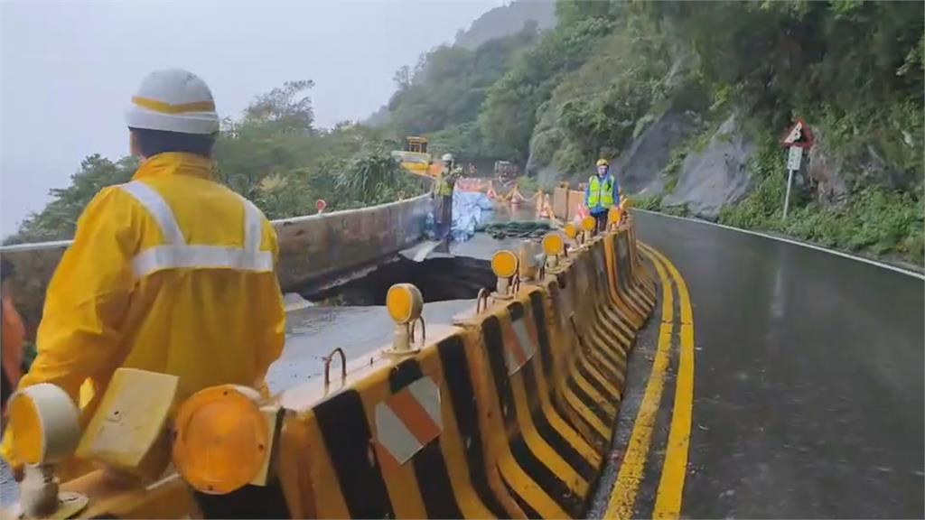 連日豪雨狂炸 蘇花公路路基掏空嚴重驚見天坑