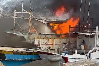 快新聞／新竹南寮漁港火燒船　差點燒到隔壁漁船及遊艇
