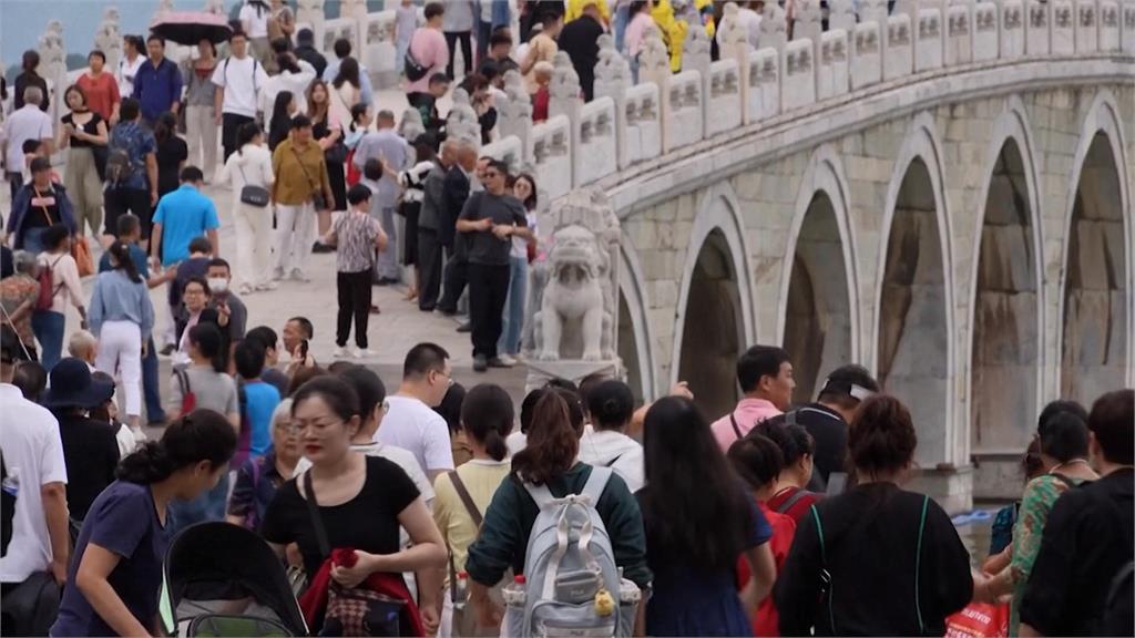 中國十一長假爆旅遊潮　年輕人掀「省錢玩法」