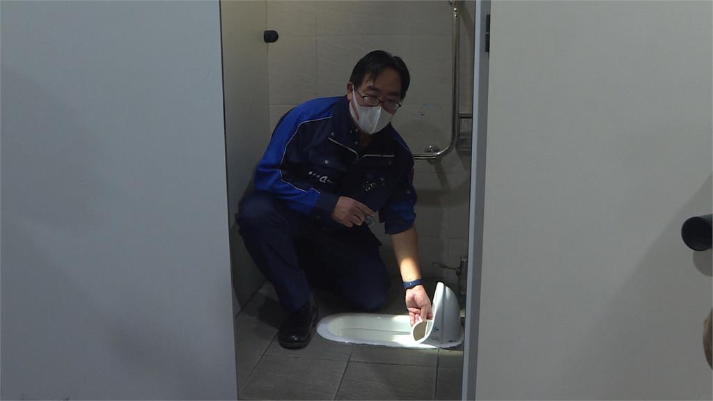 台鐵請來"日本第一廁所診斷士"  示範掃廁所