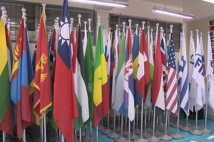 瑠公國中收藏世大運141國家旗幟 打造「世界旗幟博物館」