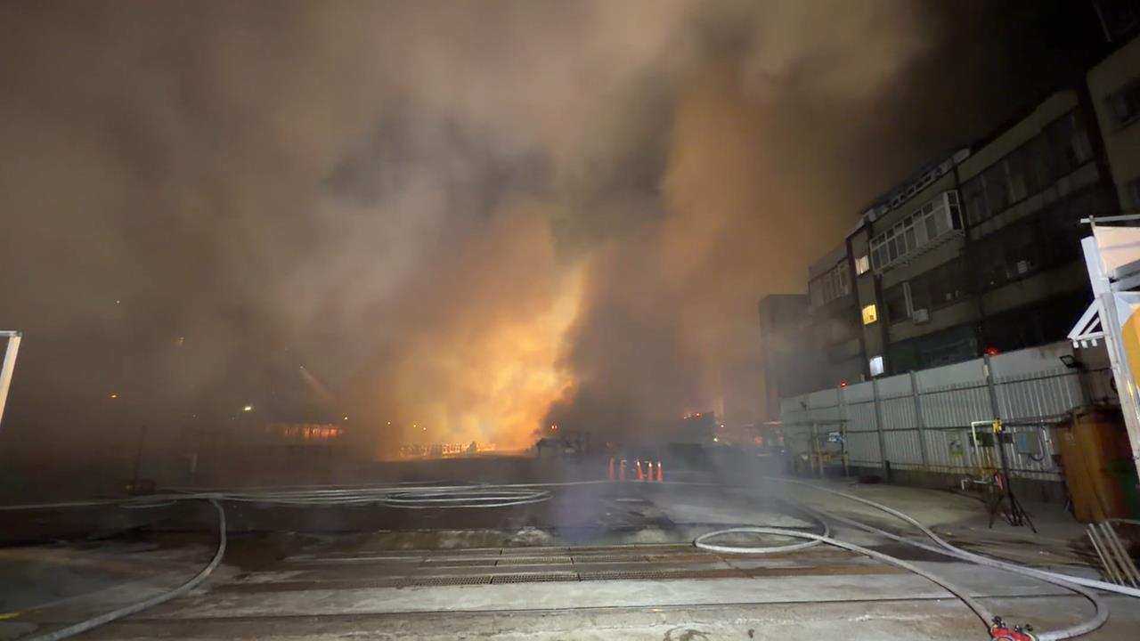 北市都更工地狂燒19小時　周邊住戶憂「影響健康」：拿出補償措施