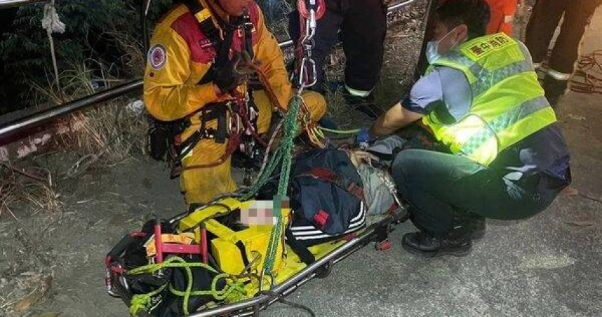 朝陽女大生夜騎驚魂!電桿彎道失控翻落10米邊坡 吊掛救援畫面曝光