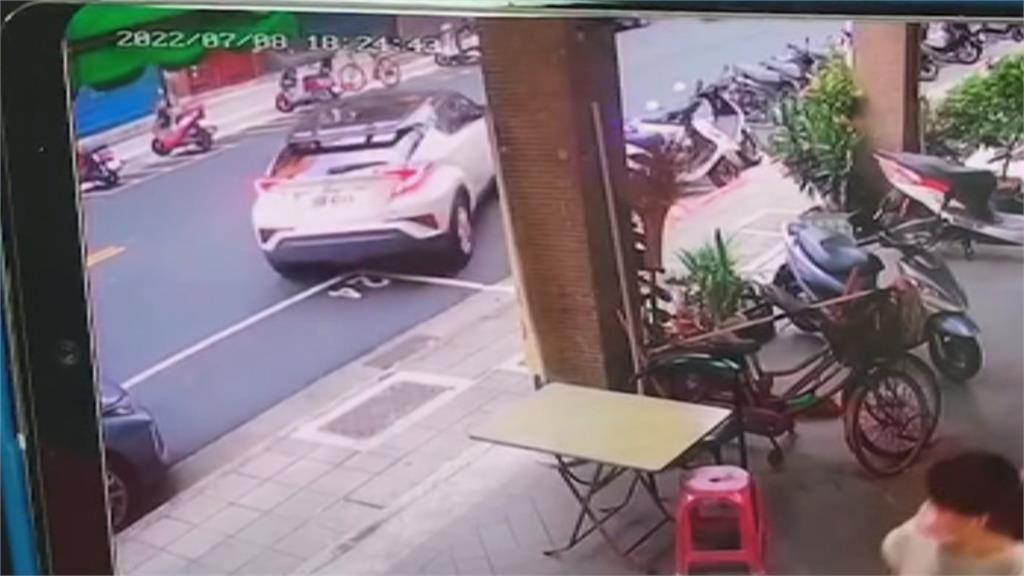 人肉接力占車位！　婦人手按車頭阻擋車子前進