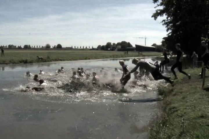 「泥漿馬拉松」在荷蘭  選手不怕髒都拼了！