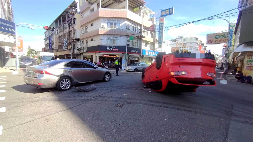 等不及前方轉彎車輛　小客車切出車陣不慎擦撞翻車