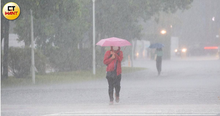 西南風挾水氣襲台　今起雨彈連炸5天