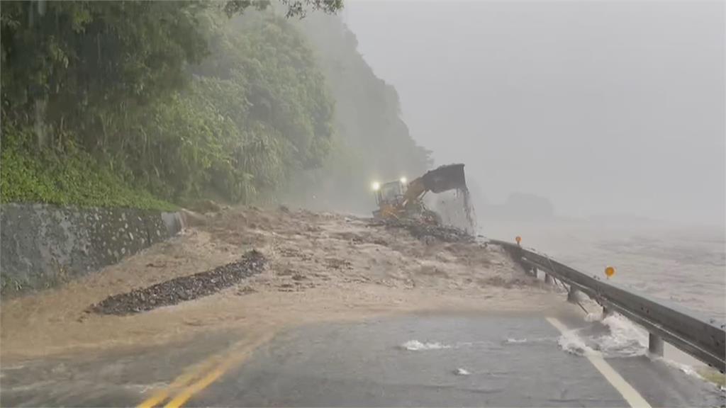 「尼莎」颱風豪大雨引土石流　台7甲線山坡大規模坍方