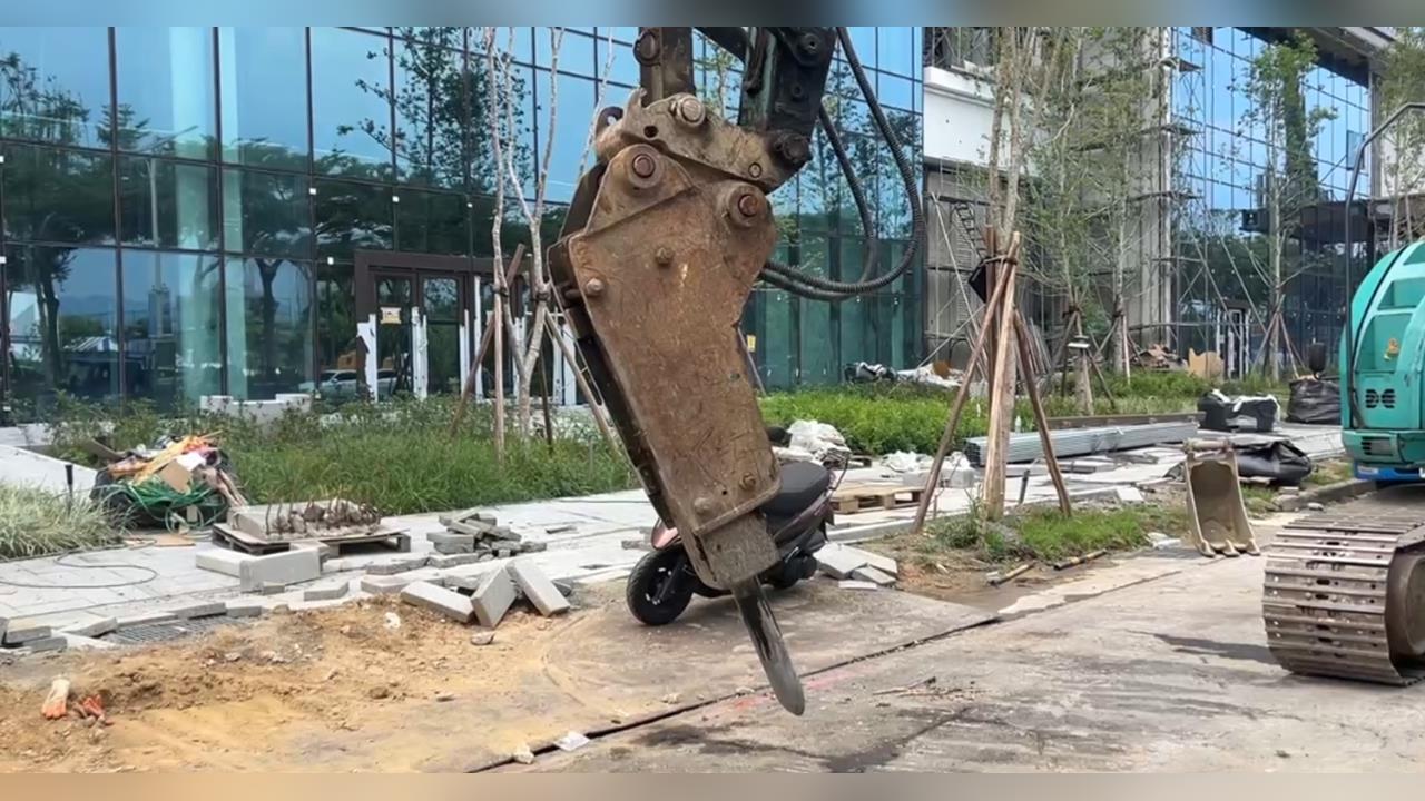 踢倒施工交通錐！　怪手攔住機車騎士雙方僵持爭執