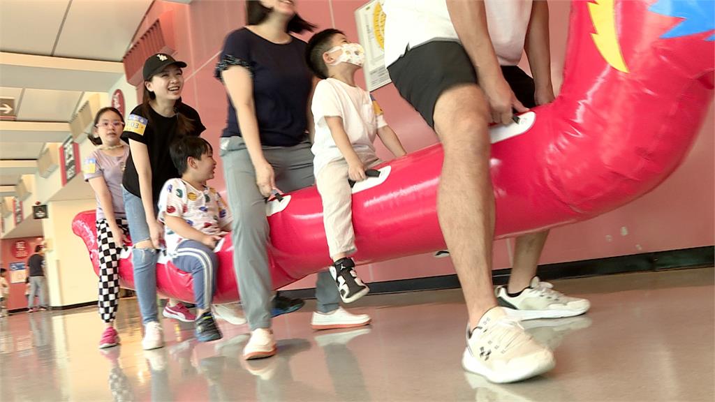 小巨蛋首辦陸上龍舟賽　小孩「翻船」家長哭笑不得