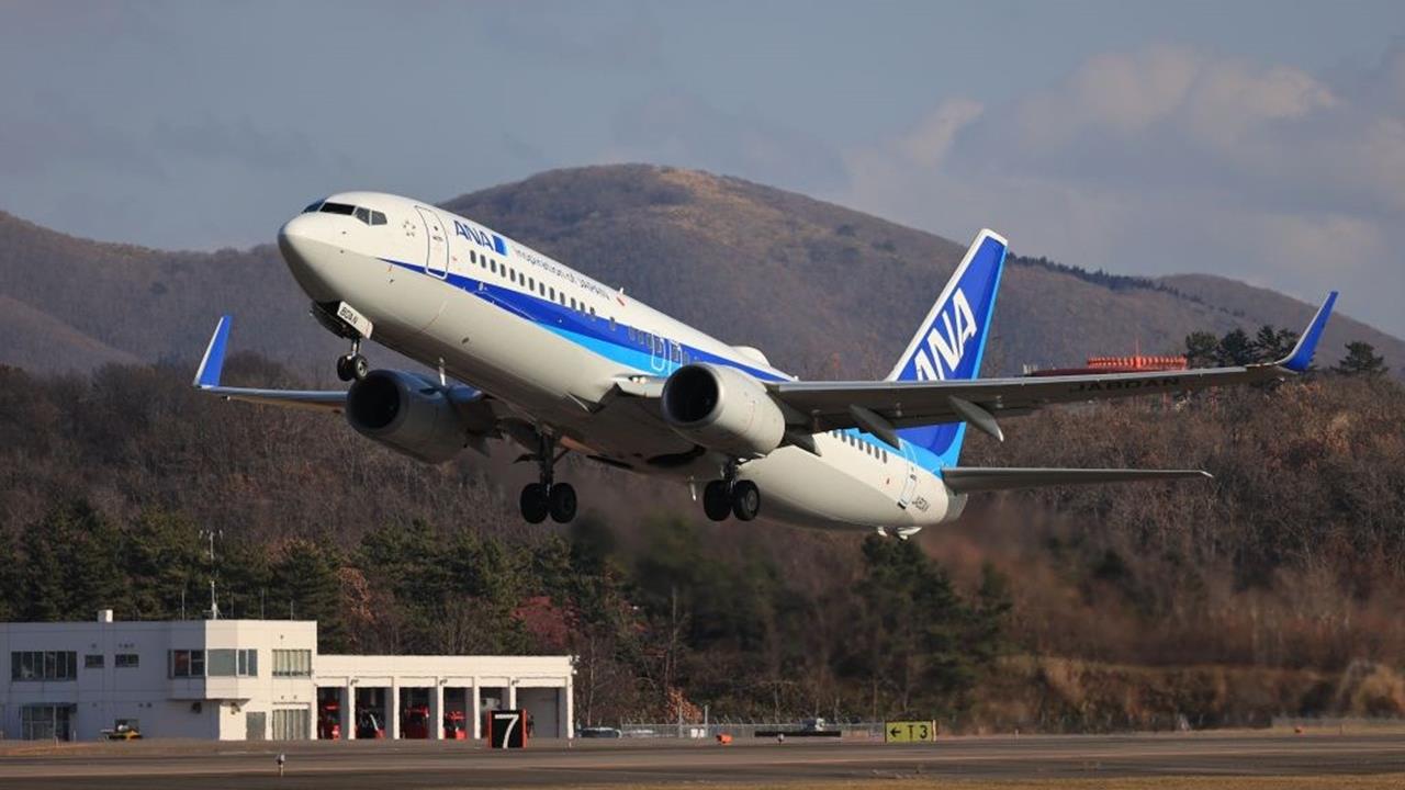 快新聞/有驚無險!全日空1航班「羽田機場撞跑道燈」 緊急返航檢查