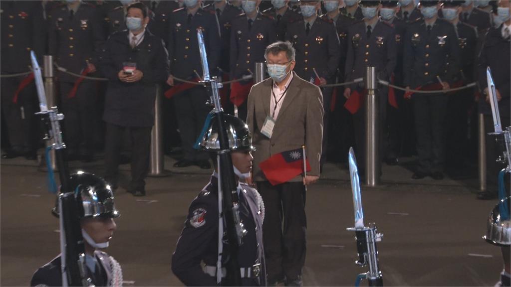 陳佩琪不滿「柯文哲和醫護站一起」　王定宇轟：不尊重