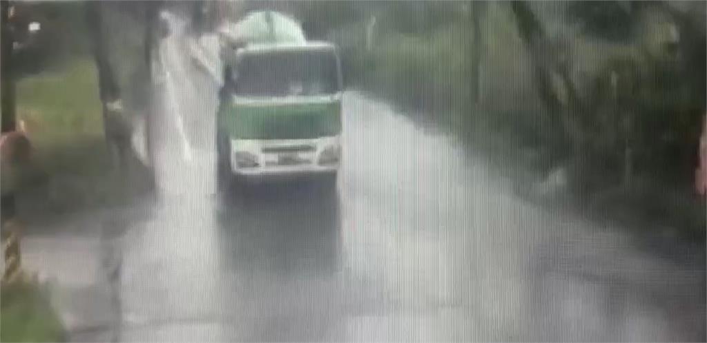 貨車「扯斷整排電桿」楊梅、新屋460戶停電 搶修16小時復電