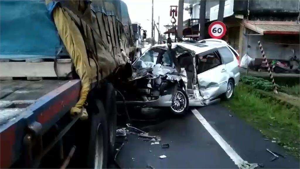 休旅車撞大貨車！駕駛夾困送醫不治