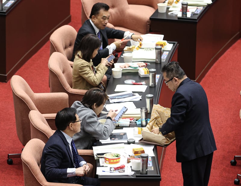 立委嫌便當難吃!韓國瑜暖心改訂麥當勞 現場拍手歡呼