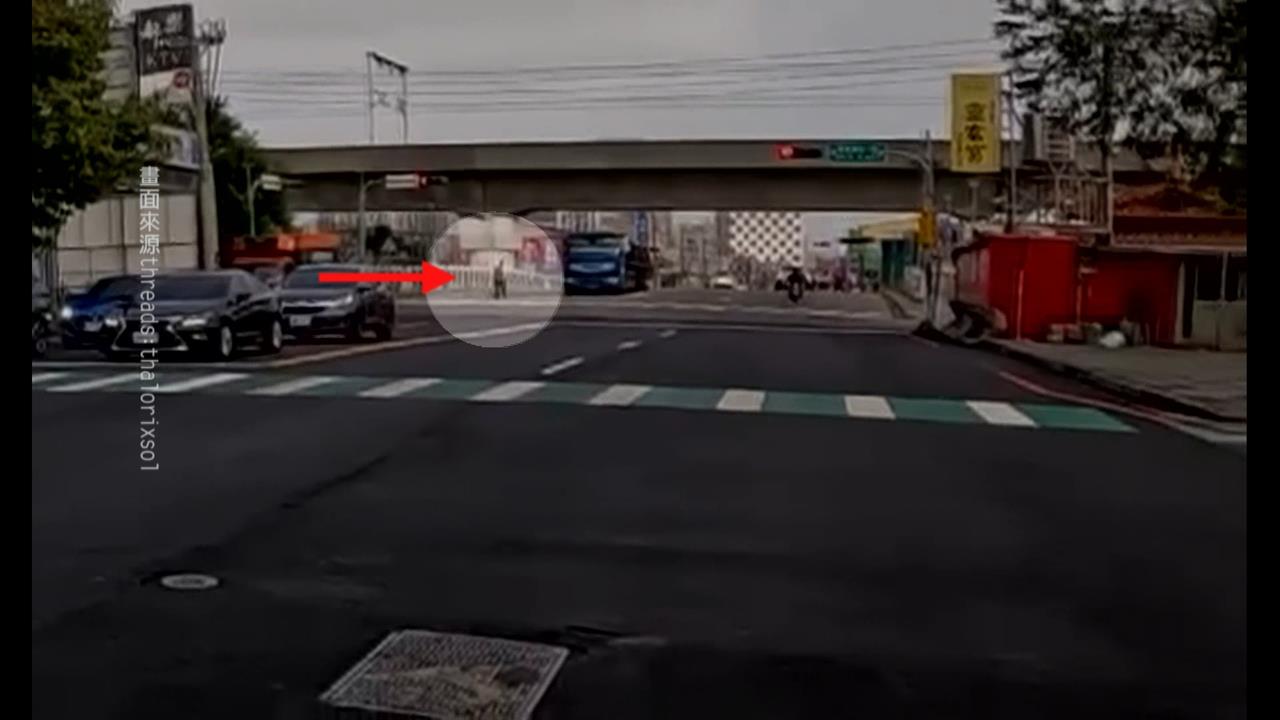 危險！　男闖大貨車「視線盲區」撿東西　目擊民眾嚇壞