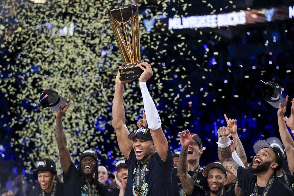 NBA(影)/字母哥大三元演出! 公鹿3分雨轟垮雷霆勇奪NBA盃冠軍