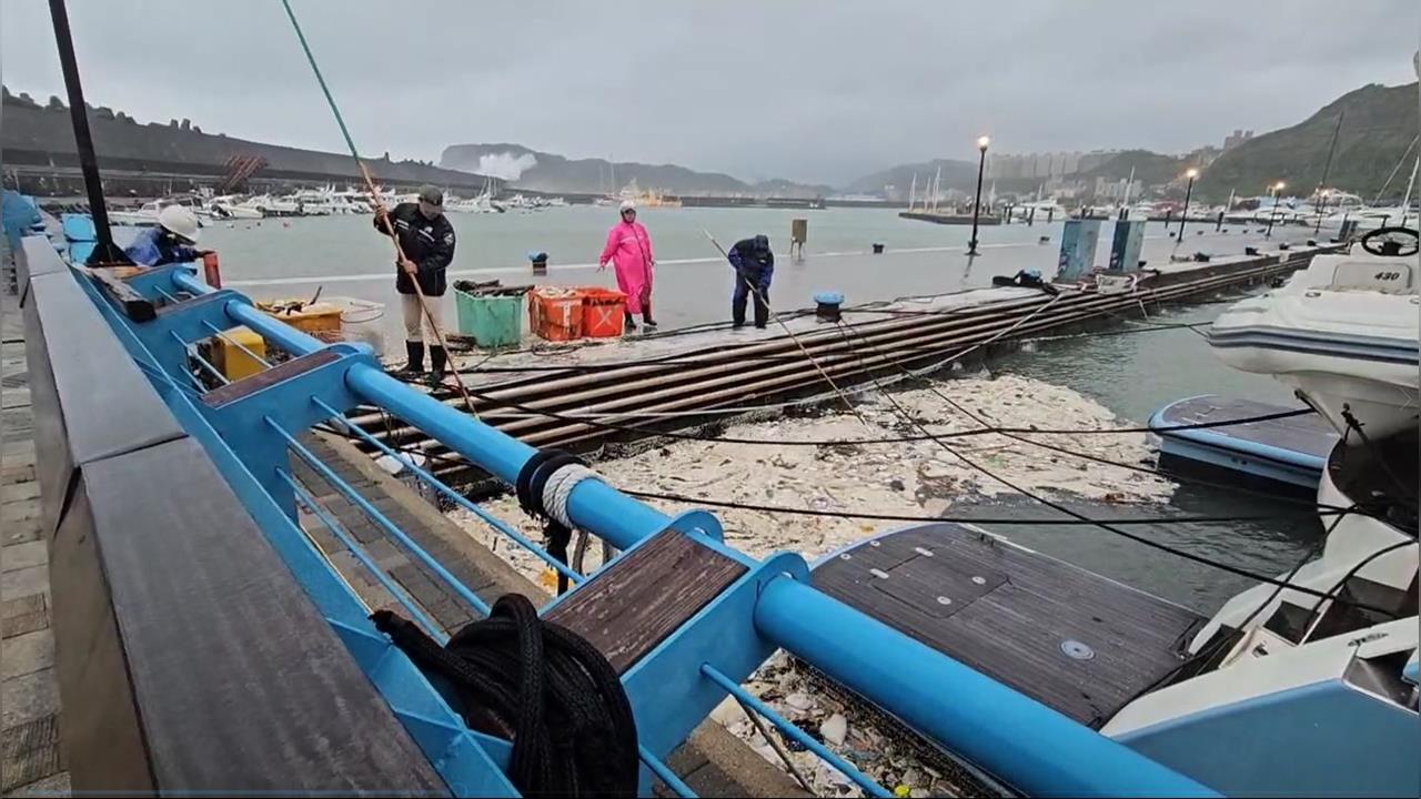 國家級警報「10級強陣風」來襲! 基隆碧砂漁港百萬遊艇被吹翻