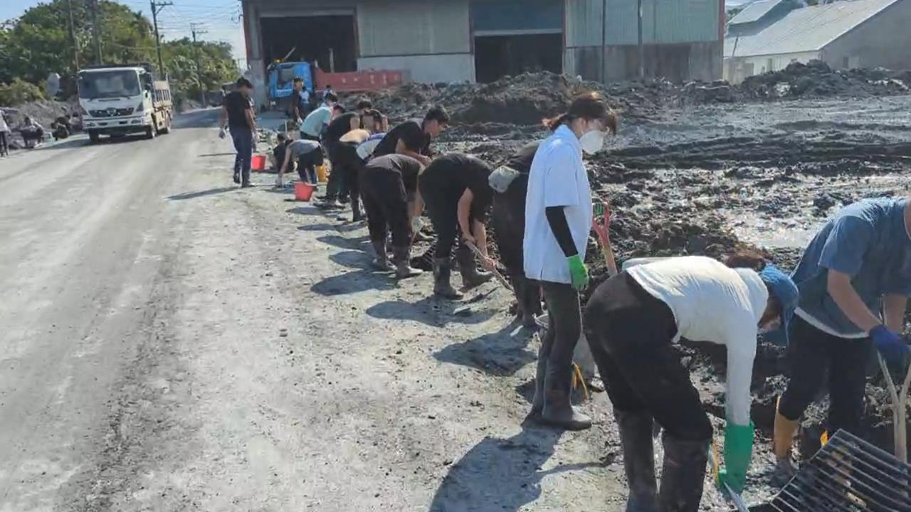 快新聞／一個蘿蔔一個坑！「清溝超人」出動　志工排隊清理水溝