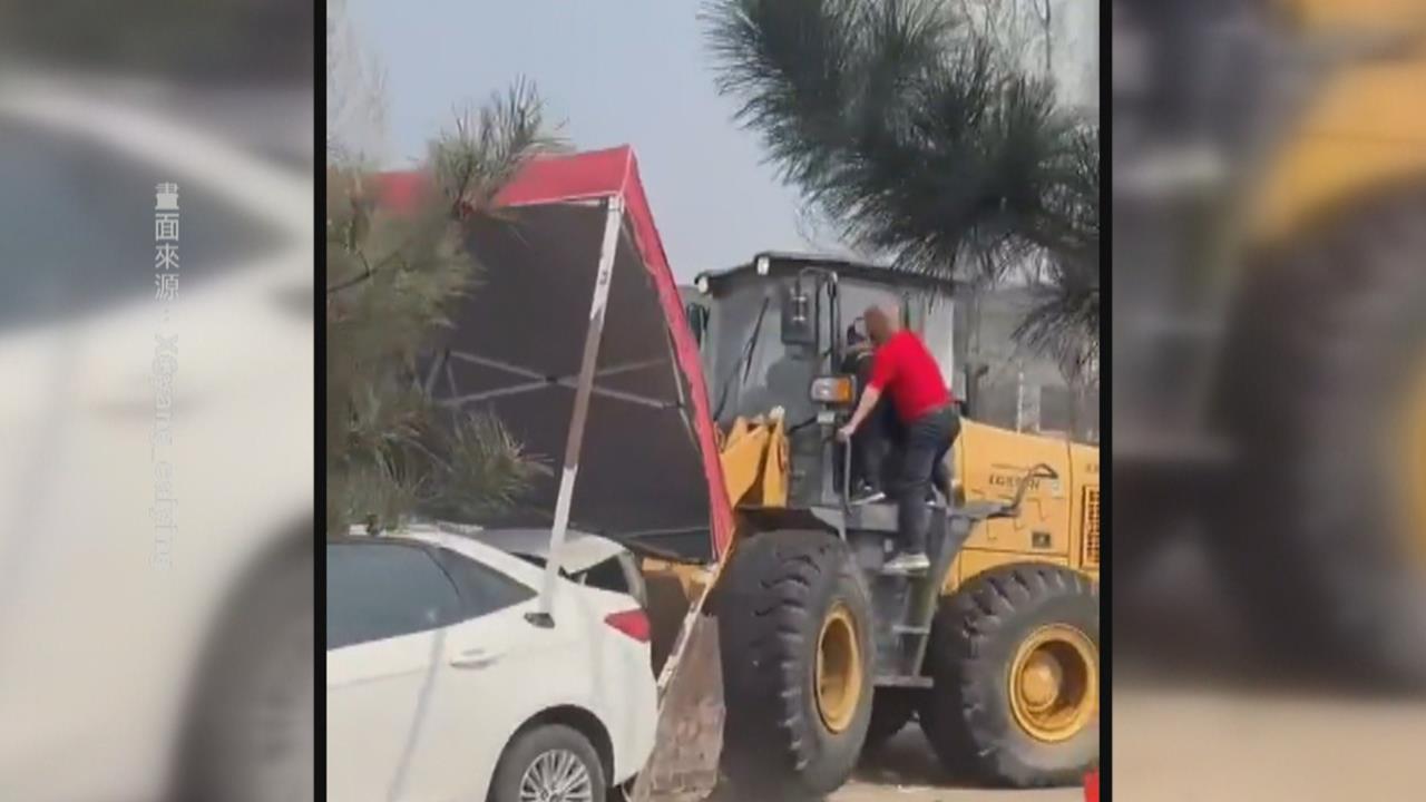 中國傳隨機撞人！推土機衝撞攤販　多人被撞倒「生死不明」