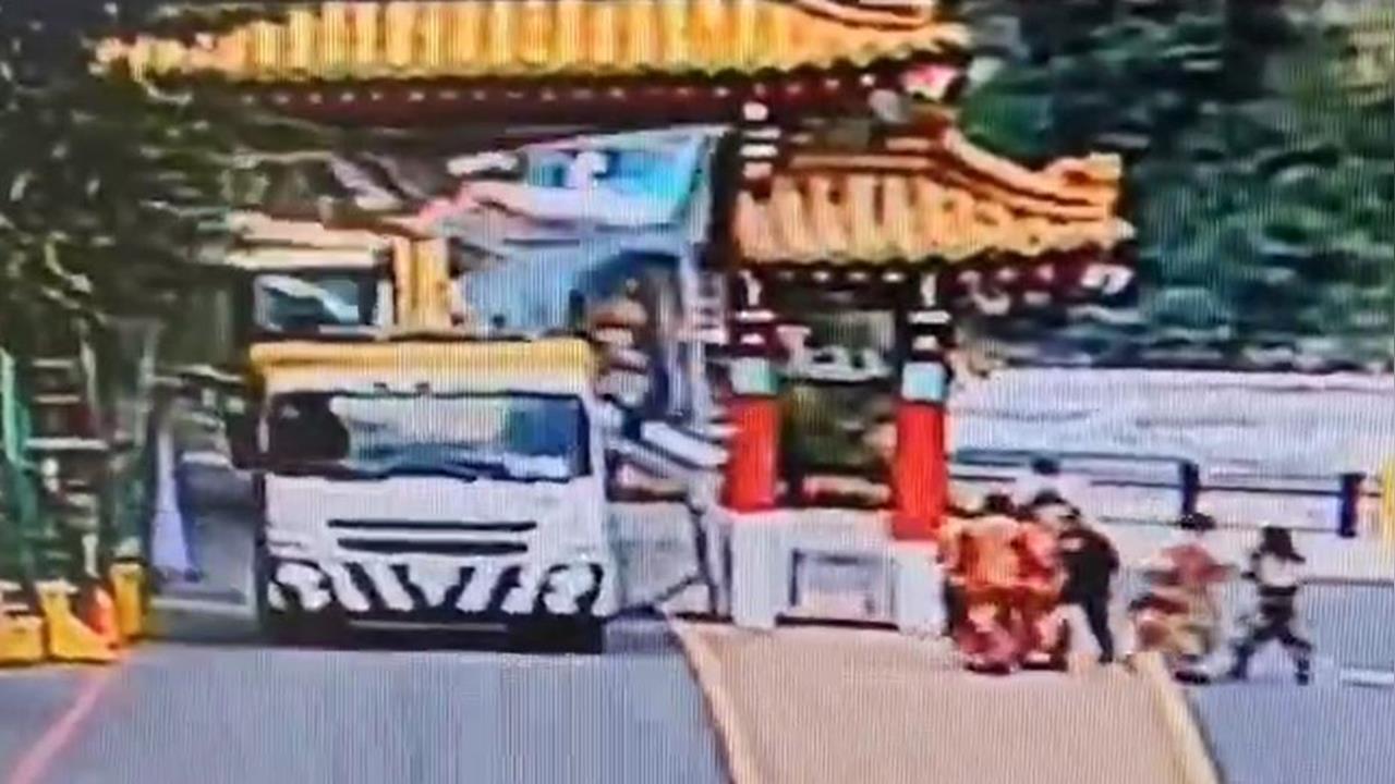 台電包商施工未注意限高　太魯閣牌樓修復中鷹架又被撞