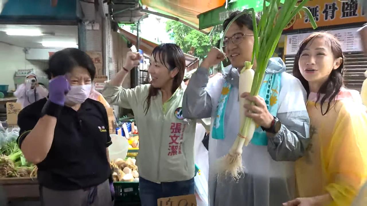 大雨澆不熄「洋流」！　沈伯洋冒雨掃市場支持者大排長龍