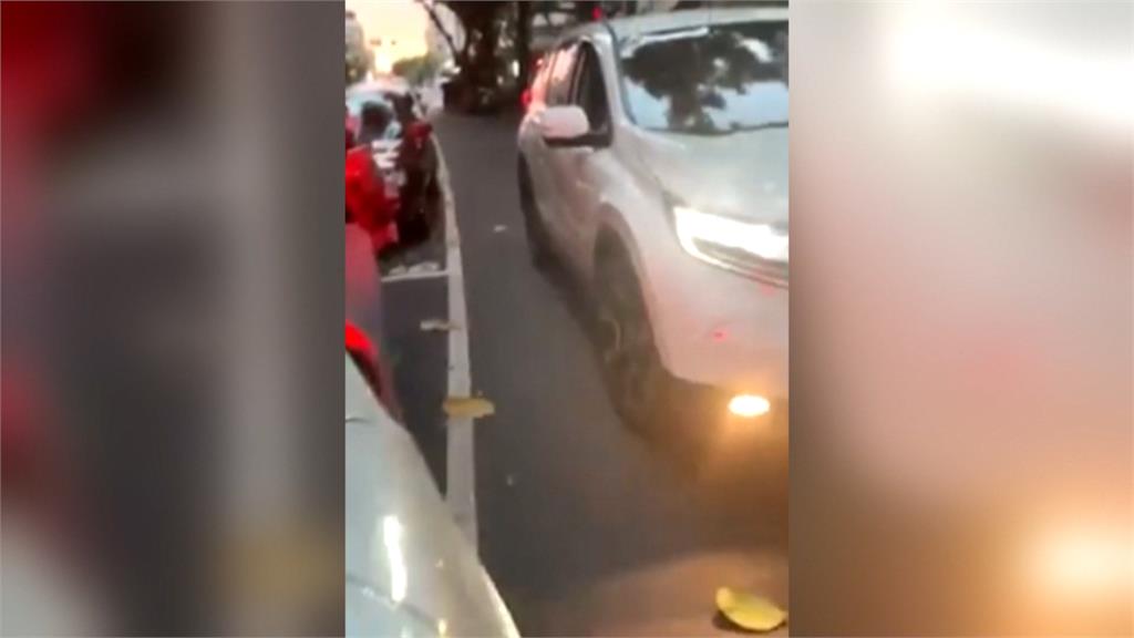 婦肉身占車位不讓 囂張嗆：死小孩