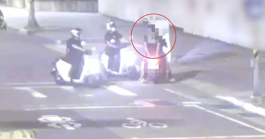 豬隊友沒戴安全帽惹禍！警盤查驚見駕駛神色緊張　他乖乖交出K他命