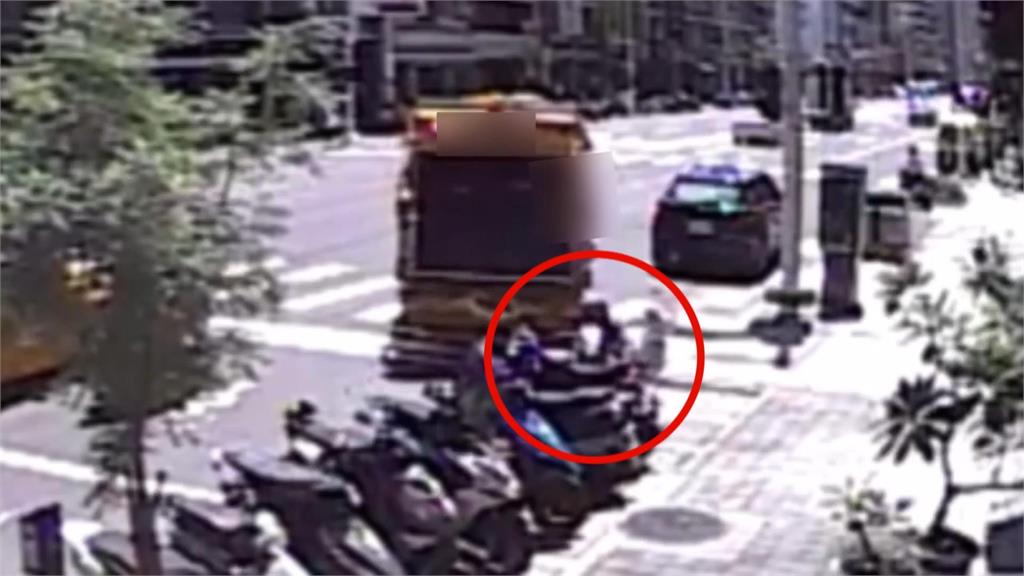 垃圾車迴轉撞倒一排車竟直接開走　駕駛：不知情