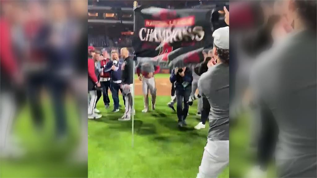 響尾蛇客場晉級世界大賽　外野手插旗引球迷熱議反應