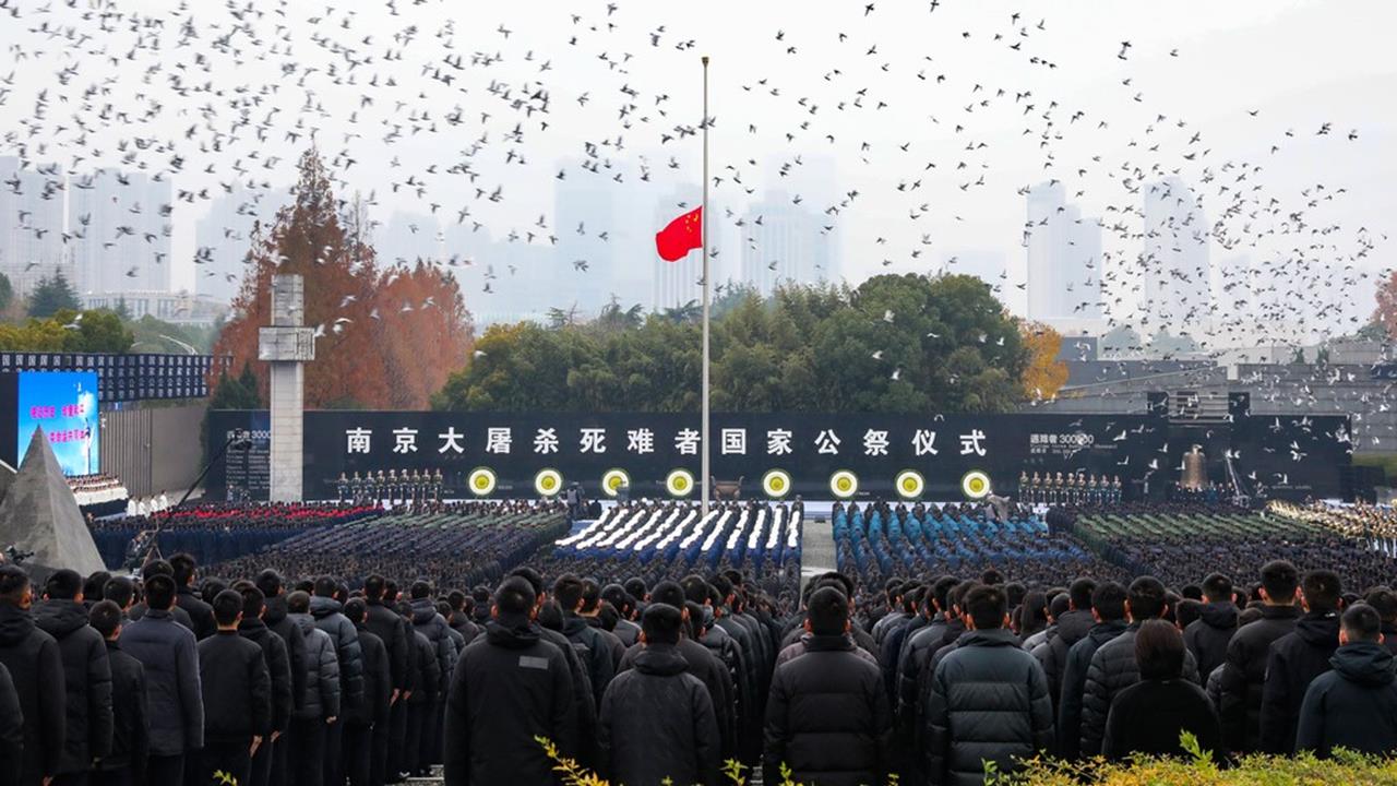 快新聞/兩面手法?中官方低調紀念南京大屠殺 解放軍PO圖「大刀斬首日骷髏」威脅