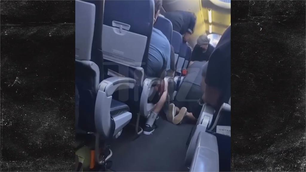 確診者機上突昏迷 乘客不畏感染CPR搶救