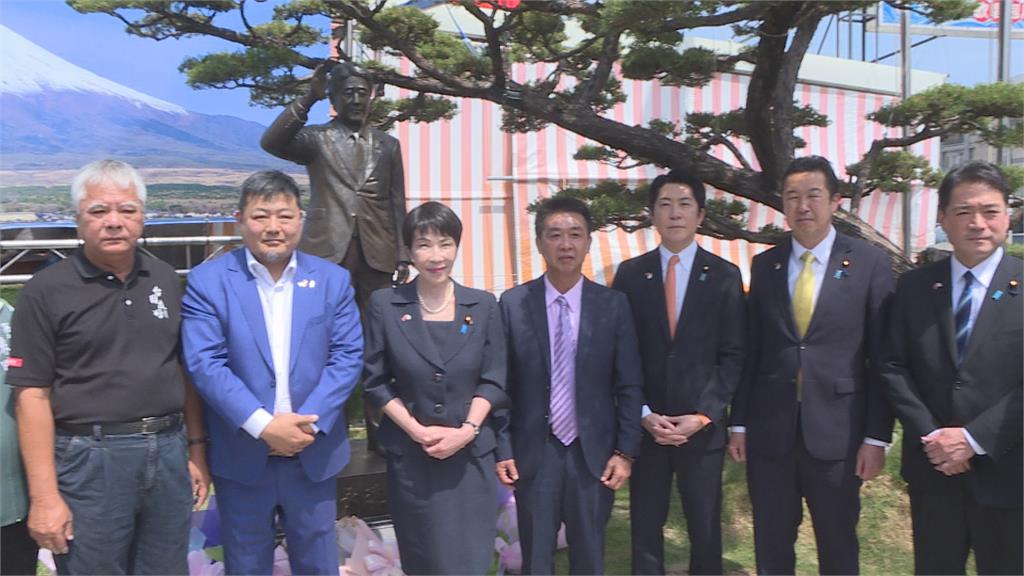 「日眾議員」高市早苗南下高雄　向安倍銅像獻花致意