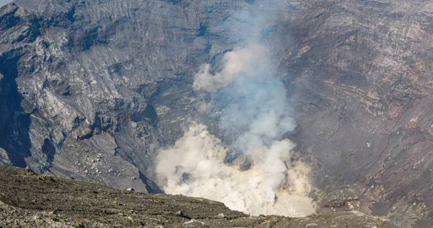 阿蘇火山奪3命！日方斥資4.4億打撈直升機殘骸　2台人遺體有望運出