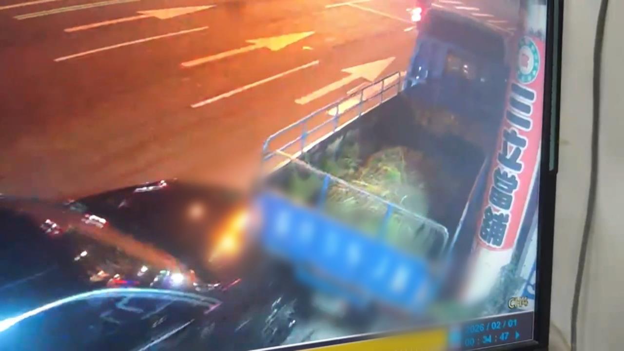撞完落跑！　轎車撞路旁載菜小貨車「肇事逃逸」