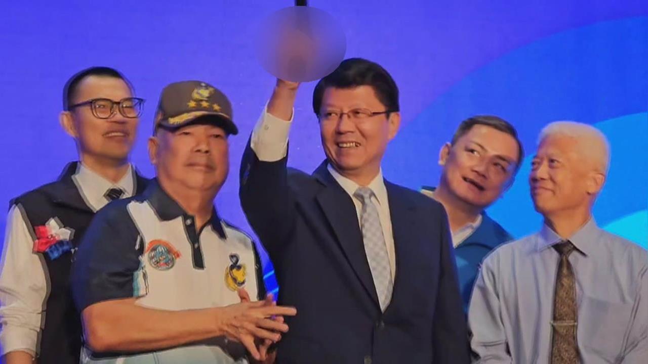 謝龍介「舉槍」造勢不知敏感？季麟連送仿真槍當吉祥物　遭疑怎帶上高鐵？