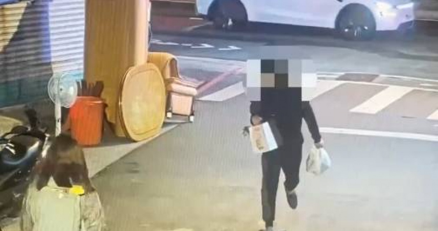 趁人還Ubike搶置物籃包包！熱心民眾猛追搶回　他失手後躺北車呼呼大睡