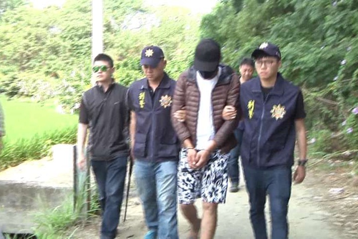 疑口角勒斃老婦 海陸退役男落網家屬怒踹