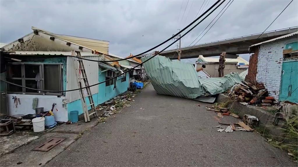 有家歸不得!台南鹽埕里受颱風肆虐 住家變成「露天房」