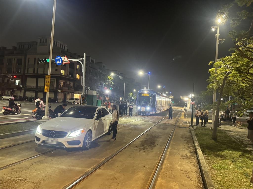 轎車擦撞輕軌逃逸　追查是菜市場涉毒女攤商