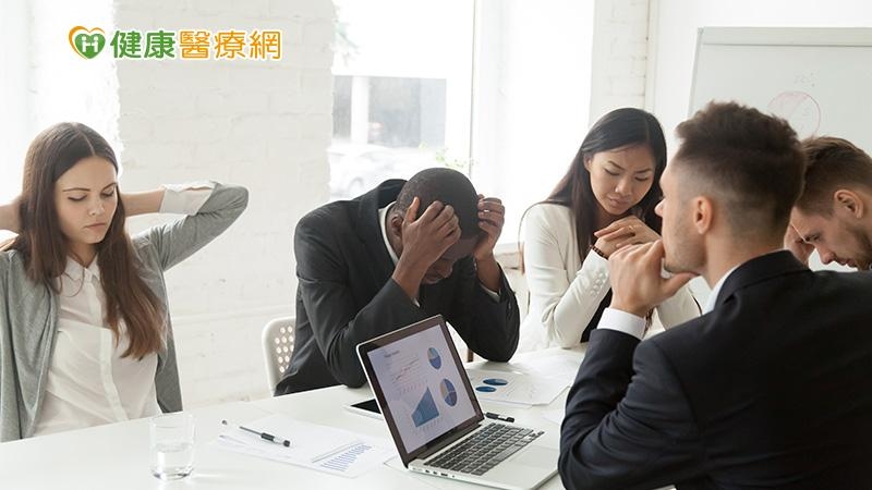 人能脫離自我中心嗎？社會化就等於「偽裝」？