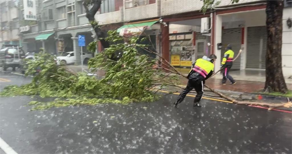 17級狂風「路樹倒、鐵皮飛」高雄警衝現場清理　網暖哭：他們也有家人