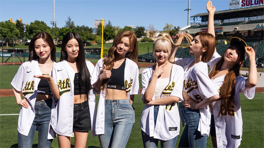 MLB(影)/韓人氣女團NMIXX受邀開球!Lily獻唱美國國歌超強唱功驚豔全場
