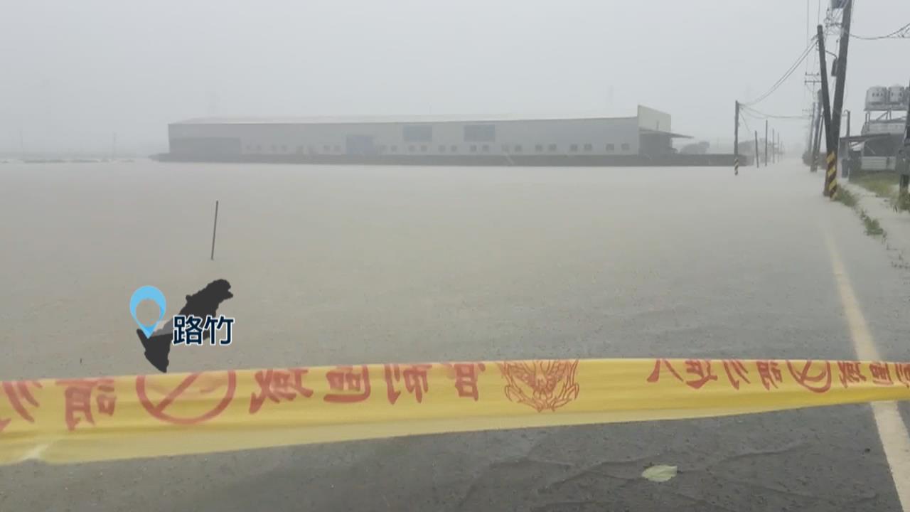 高雄泡泥水中！水淹及膝一度封路　市府撤逾2千山區居民