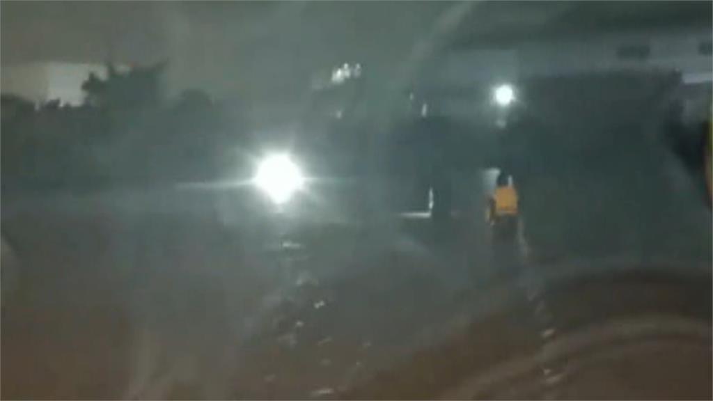 路況不熟連人帶車栽進水田　台中男受困發抖　員警摸黑救援