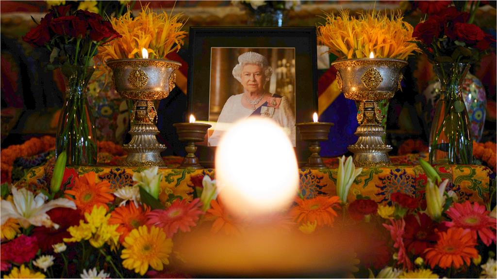 英女王國葬直播錄到「詭異女聲」清晰低語影片曝　網驚：黛安娜鬼魂？